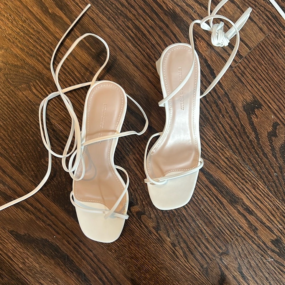 NWOT Princess Polly strappy heels